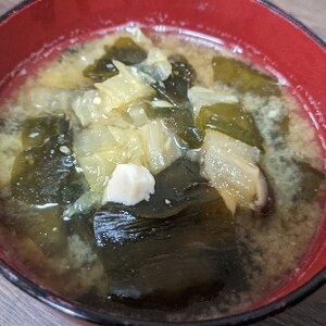 白菜とわかめと大根の味噌汁